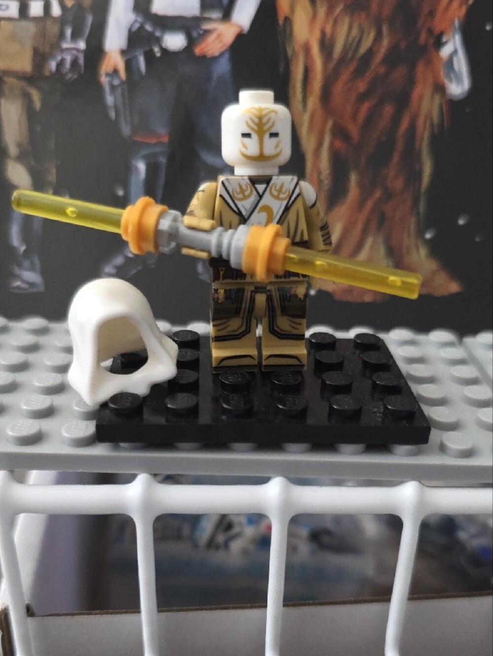 CUSTOM Star Wars Jedi Temple Guard Minifigure with Gold Lightsaber - Picture 5 of 7